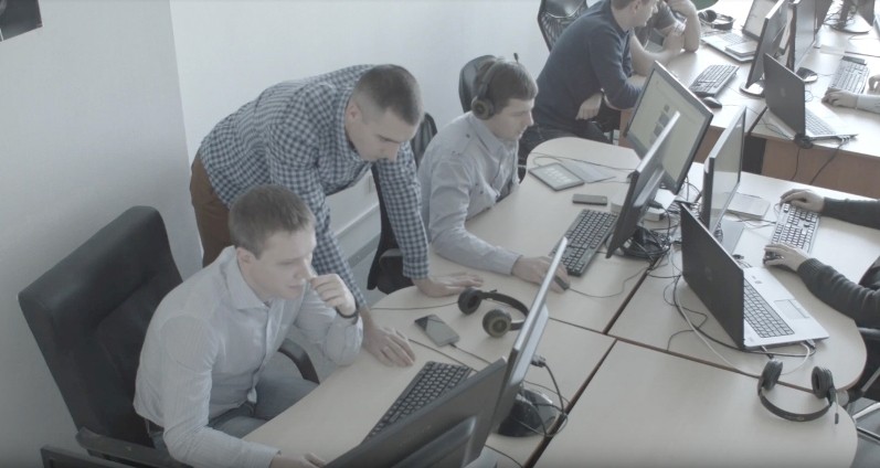 dedicated-team-software-developers-team-at-work